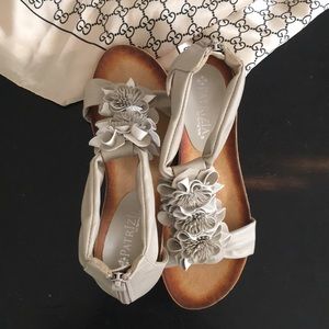 ❤️SALE❤️NWOT Nude Patrizia Floral Wedges